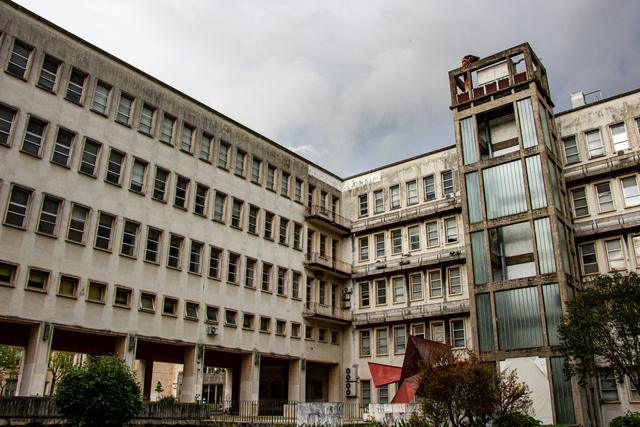 Innenhof eines brutalistischen Gebäudekomplexes in Porto