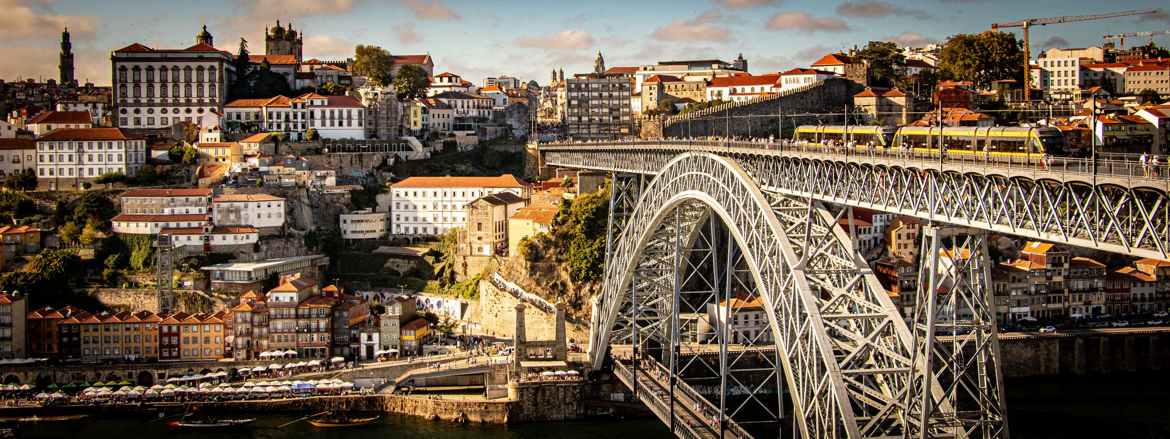 Ponte Dom Luís I in Porto mit historischer Straßenbahn